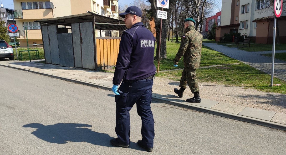 Nie wszyscy przestrzegają kwarantanny. Policjanci sprawdzają czy objęci nią mieszkańcy zostają w domach