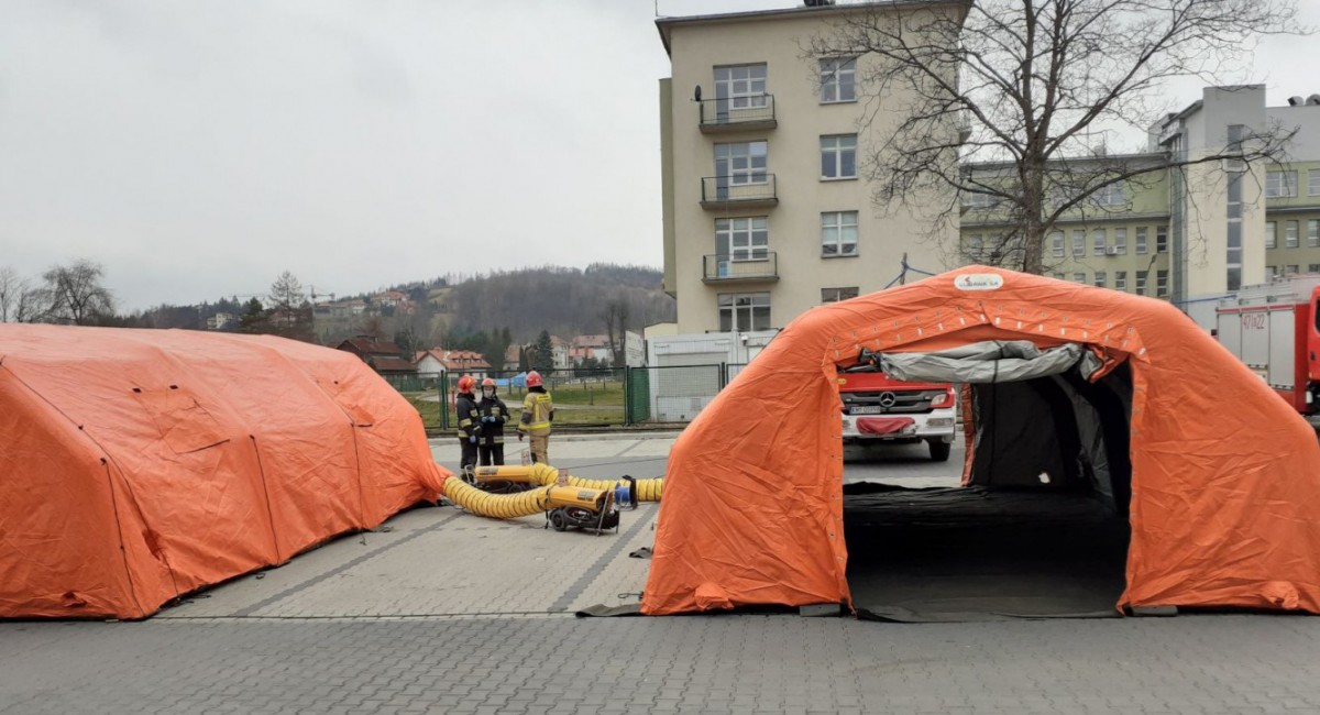 Obowiązek pomiaru temperatury personelu, selekcja pacjentów – tak teraz działa szpital