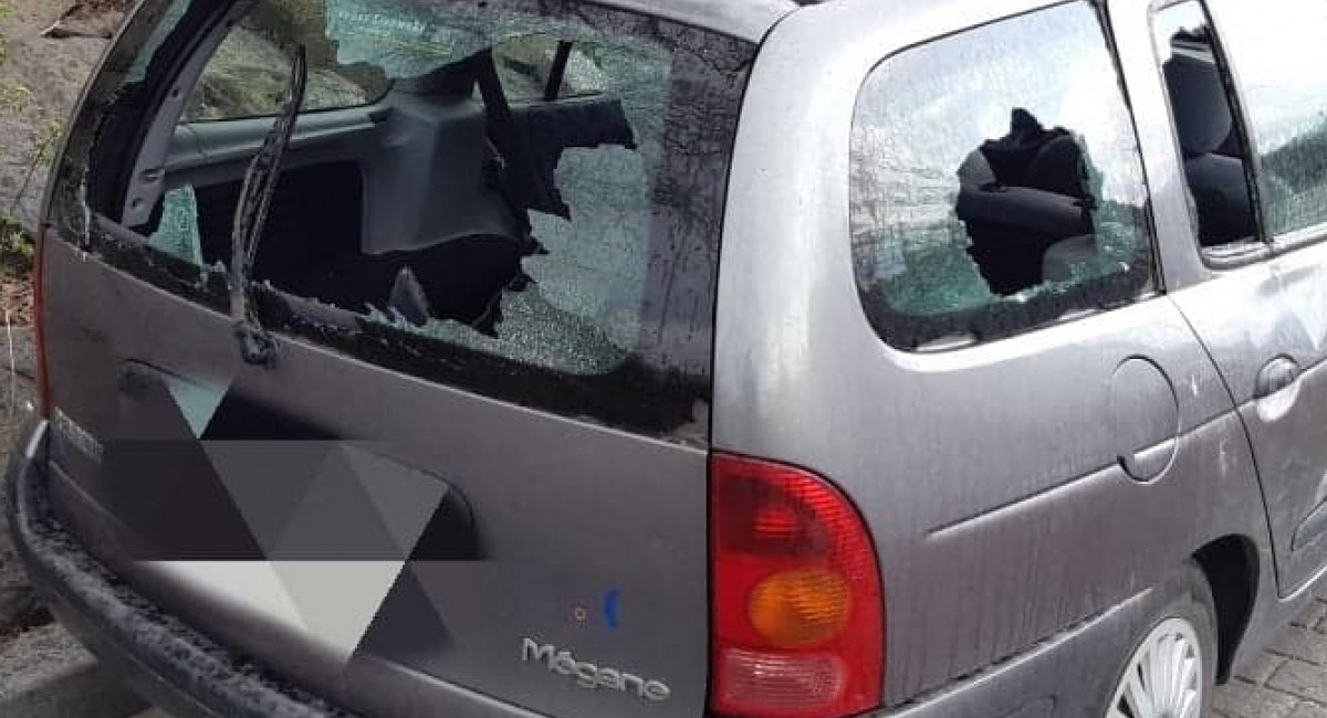 Zdemolowali dwa samochody. Nikt niczego nie widział. Policja szuka sprawców