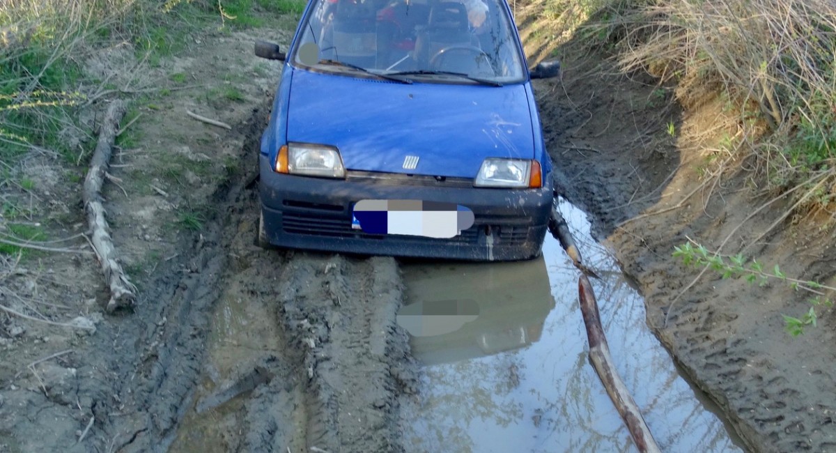 Chcieli spędzić noc w samochodzie. Auto ugrzęzło w błocie. Kierowca miał 3 promile