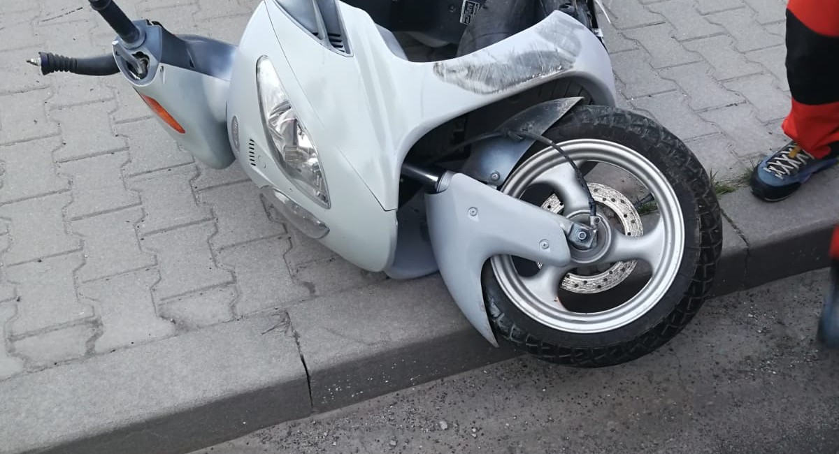 Skuter kontra osobówka; dwie osoby trafiły do szpitala