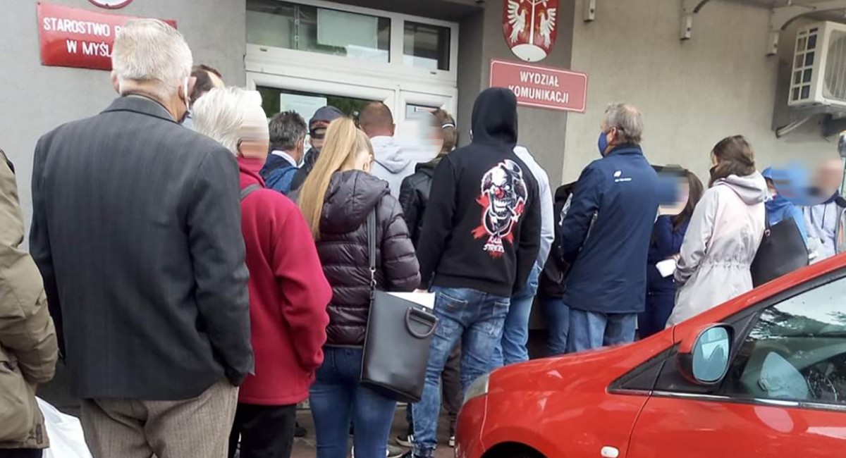 Tak wyglądał poranek przed wydziałem komunikacji w Myślenicach