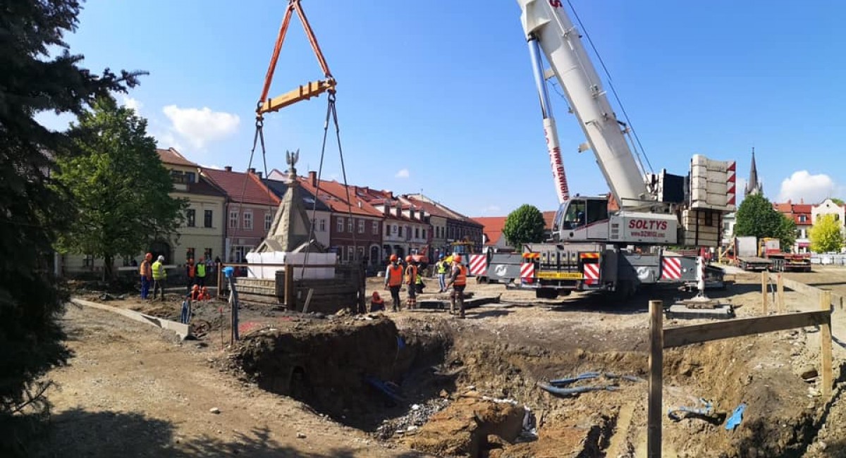 Trwa rewitalizacja Rynku. Budowlańcy przenieśli Pomnik Niepodległości