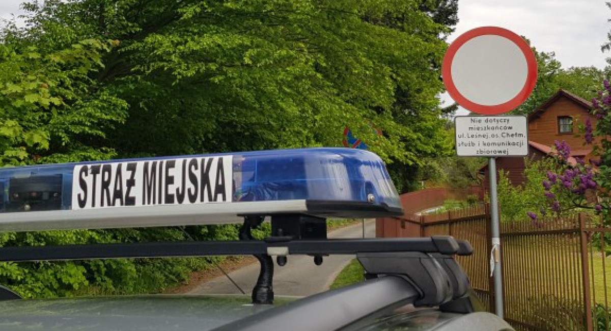 Straż miejska pilnuje wjazdu na Chełm. „Chcemy systematycznie eliminować przypadki łamania przepisów ruchu drogowego na tej drodze”