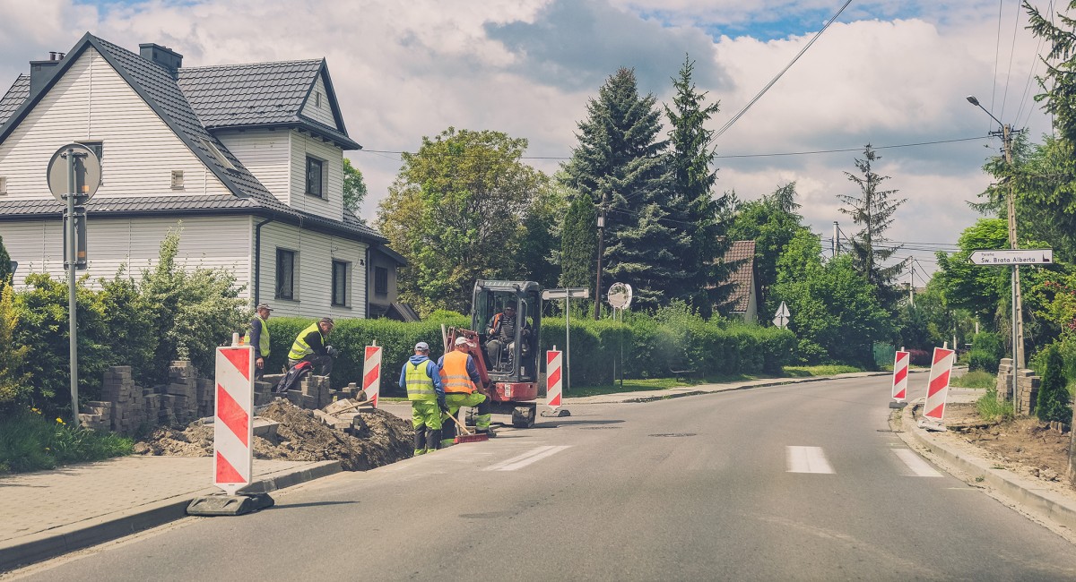Przejścia nie było tu od kilku lat. Mieszkańcy nim chodzili, bo nikt nie zamalował pasów. Trwają pracę nad jego przywróceniem