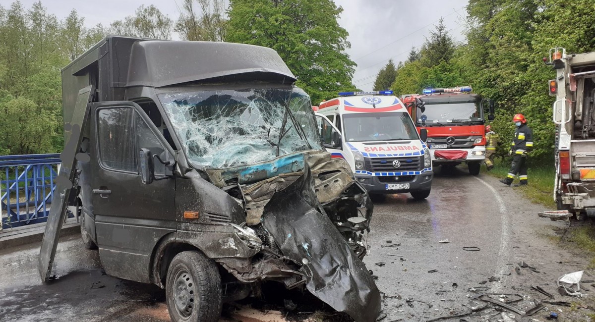 Czołowe zderzenie śmieciarki z dostawczakiem. Ten drugi skasowany. Kierowca w szpitalu