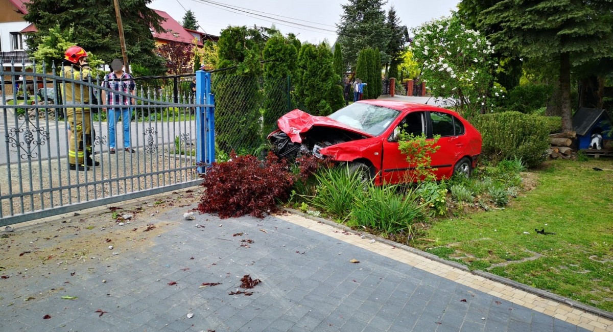 Czołówka, wypadek motocyklisty w lesie i staranowane ogrodzenie