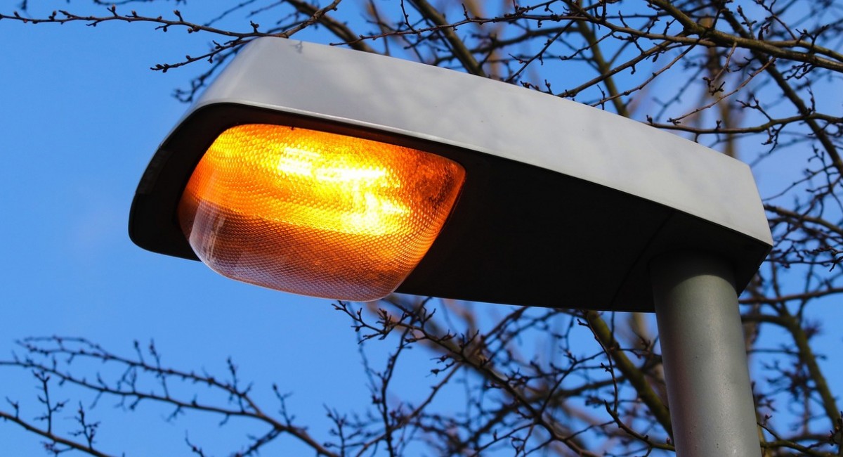 Lampy będą oświetlać ulice krócej. Wójt szuka oszczędności