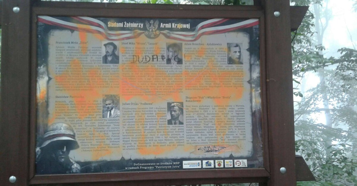 Na szczycie Grodziska ktoś zniszczył tablicę upamiętniającą żołnierzy Armii Krajowej