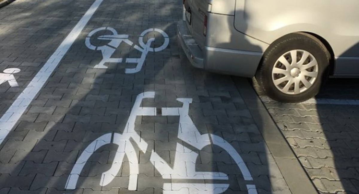 „Kto to projektował?”. Jedną trzecią ścieżki rowerowej zajmują samochody