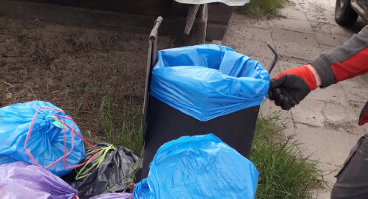 Ktoś regularnie podrzuca śmieci na przystankach. Gmina instaluje fotopułapki