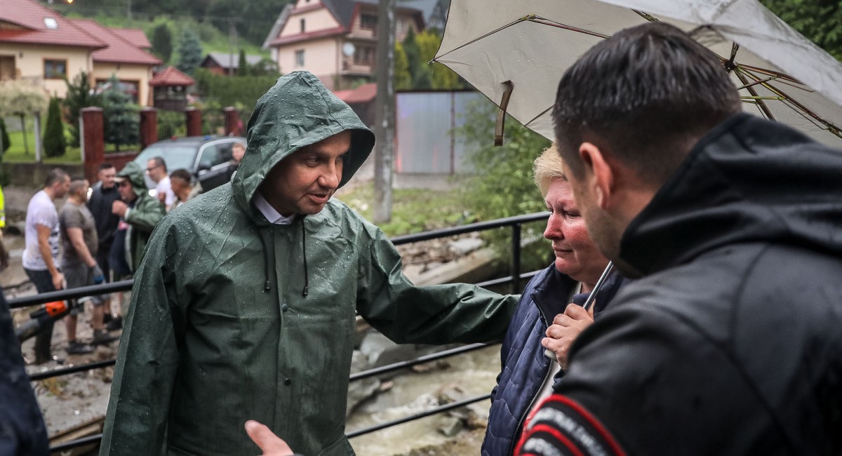 Prezydent Andrzej Duda w powiecie myślenickim. Wizytował miejsca, które ucierpiały na skutek ulewy