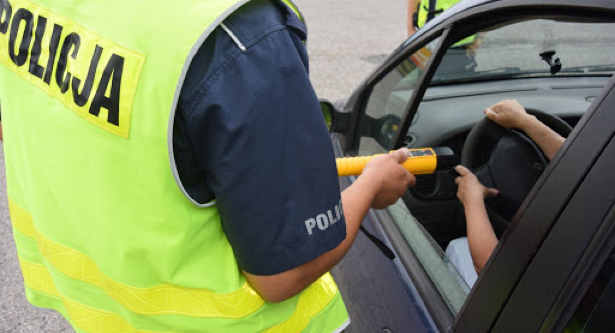 Pił wódkę, ale wsiadł za kółko. Wjechał w ogrodzenie i próbował ucieczki pieszo