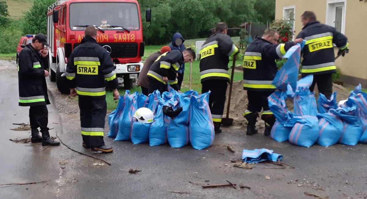W ciągu doby strażacy wyjeżdżali 140 razy. „Wezbrały wszystkie rzeki i mniejsze cieki wodne”