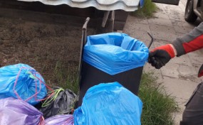 Ktoś regularnie podrzuca śmieci na przystankach. Gmina instaluje fotopułapki