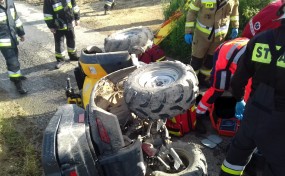 Wypadek quada na drodze. Kierowca trafił do szpitala