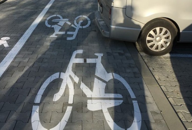„Kto to projektował?”. Jedną trzecią ścieżki rowerowej zajmują samochody