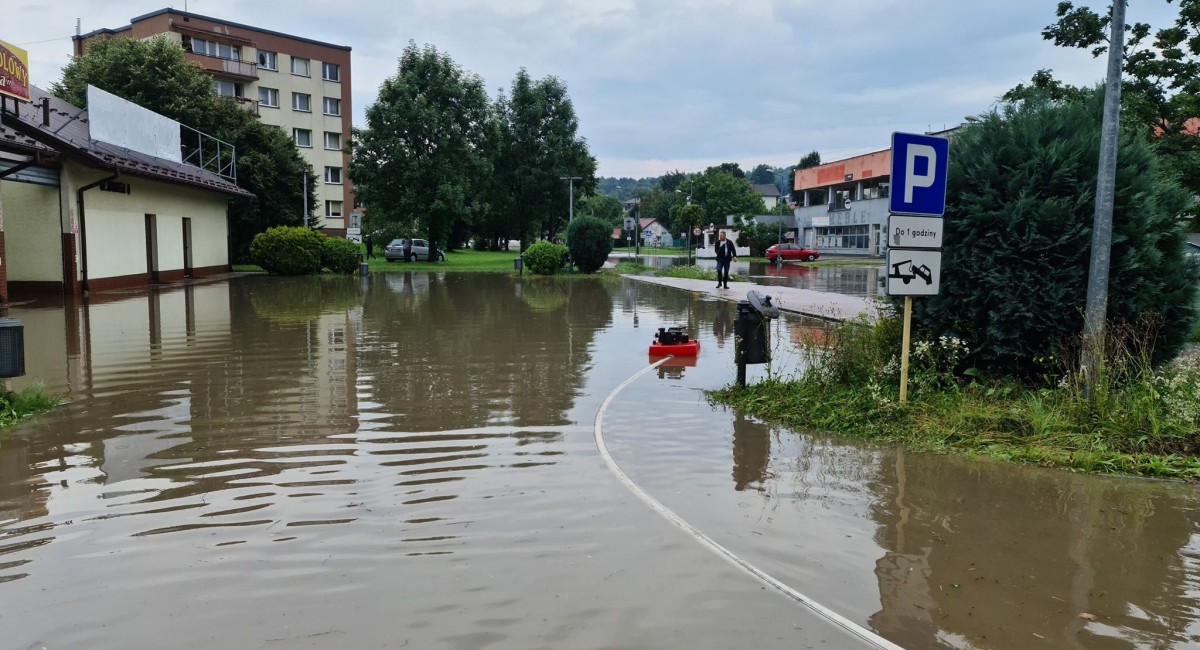 Woda płynęła ulicami. Strażacy pompowali ją z podwórek, parkingów i zalanych piwnic
