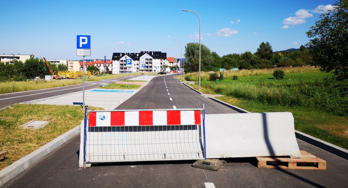 Droga ma być gotowa do końca sierpnia. Wykonawca zagrodził ją betonowymi blokami. Dlaczego?