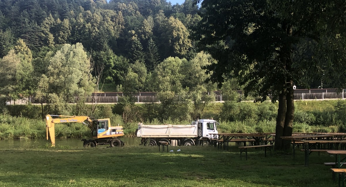 Ma być głębiej na Górnym Jazie. Wybierają kamienie z koryta Raby