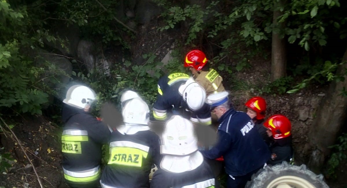 Przygniótł go ciągnik. Na czas wyciągnęli go strażacy