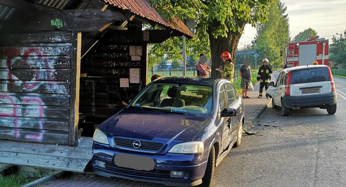 Po zderzeniu jeden z samochodów zatrzymał się na wiacie przystankowej