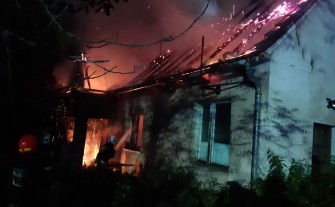 W nocy palił się niezamieszkany dom