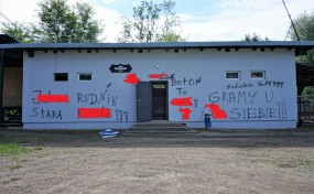 Wandale zniszczyli budynek LKS Rudnik. Klub wyznacza nagrodę za pomoc w ich namierzeniu