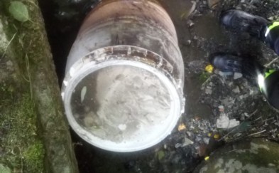 Ktoś wrzucił plastikową beczkę do strumienia. Mieszkańcy bali się o jej zawartość