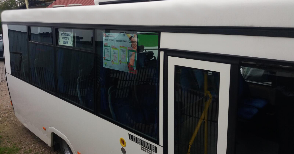 Na szybach busów zawisną plakaty promujące powiat. To najnowszy pomysł starostwa na wsparcie przewoźników