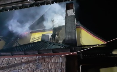 W nocy płonął dom w Pcimiu. Strażacy walczyli z ogniem do świtu