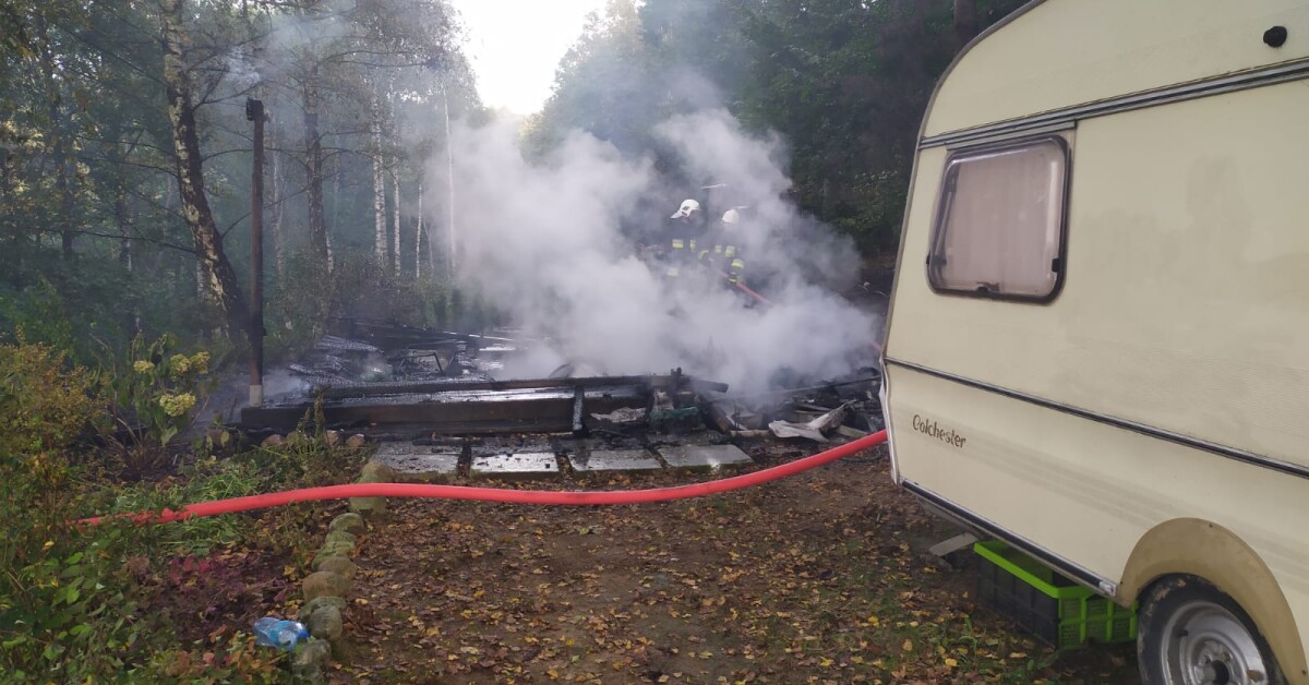 Wiata i przyczepa campingowa w ogniu. Strażacy rozwinęli węże na długości 200 metrów