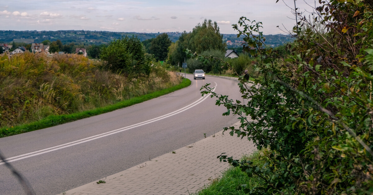 Droga w Polance prowokuje do szybkiej jazdy? Radny zabiega o ograniczenie prędkości i przejście dla pieszych