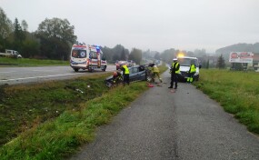 Samochód wypadł z Zakopianki. Jedna osoba poszkodowana