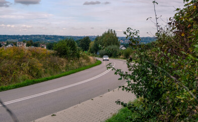 Droga w Polance prowokuje do szybkiej jazdy? Radny zabiega o ograniczenie prędkości i przejście dla pieszych