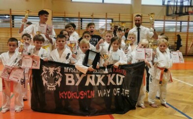 Karatecy z Myślenic nie do zatrzymania. Zdobyli 13 pucharów i 3 drużynowe miejsce w Polsce