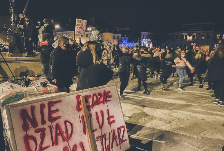 Myśleniczanie protestują na wiele sposobów. Do antyrządowych haseł dołożyli taniec i śpiewy