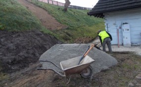 Po lipcowej nawałnicy osunęła się ziemia w skansenie. Trwają prace naprawcze