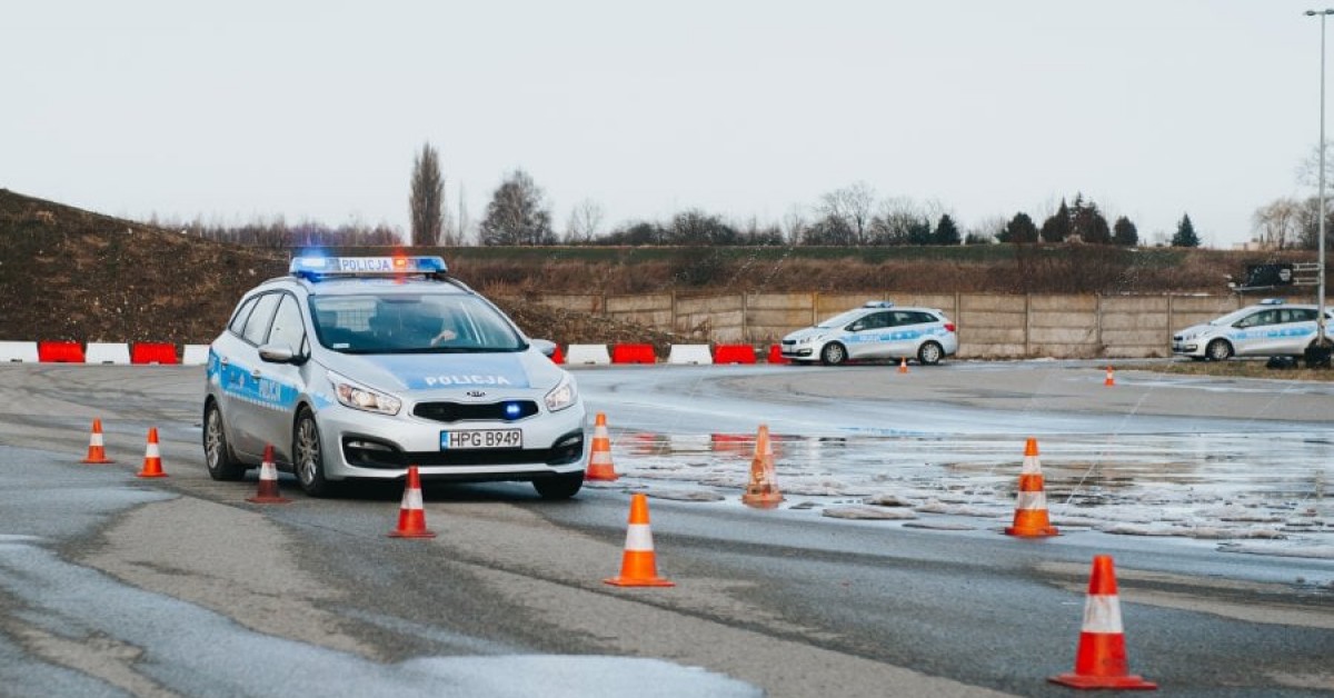 Policjanci uczą się wychodzić z poślizgów. Jazdę ćwiczą na torze w Krakowie