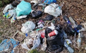 Śnieg topnieje i odsłania stare problemy. Zwracacie uwagę na śmieci zalegające w mieście