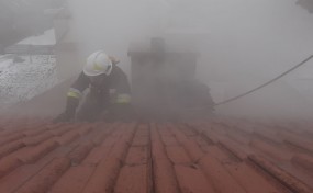 Pożar w stolarni mógł przejść na dom. Właściciel ratując dobytek doznał poparzeń