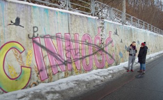 Zamalowany przez nieznanych sprawców mural z napisem "gościnność" doczeka się renowacji