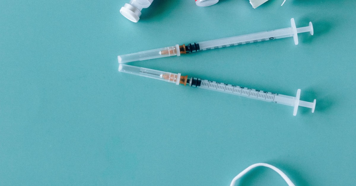 Od 26 kwietnia rusza nowy harmonogram szczepień. Z każdym dniem rejestracja dla kolejnych roczników