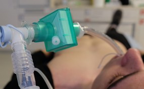 Najpierw w Sułkowicach, a potem w Rudniku. Policjanci ratowali mężczyzn mających problemy z oddychaniem