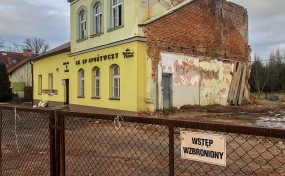 Były burmistrz Myślenic stanie przed sądem. Odpowie za rozpoczętą rozbiórkę "starej szkoły" w Krzyszkowicach