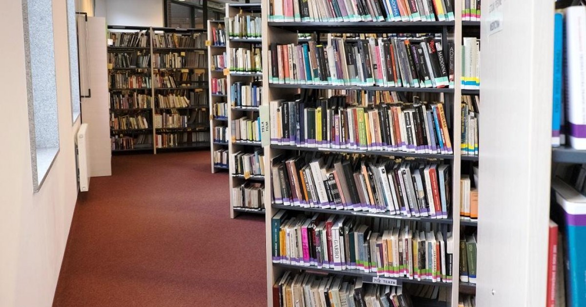 „Przywracamy wolny dostęp do półek” – informują pracownicy biblioteki w Myślenicach