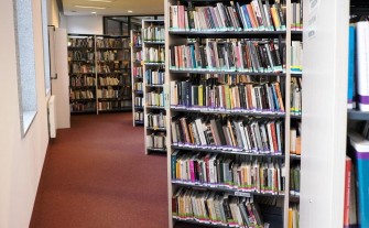 „Przywracamy wolny dostęp do półek” – informują pracownicy biblioteki w Myślenicach