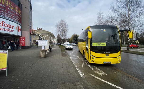 Żółte autobusy wchodzą do gry