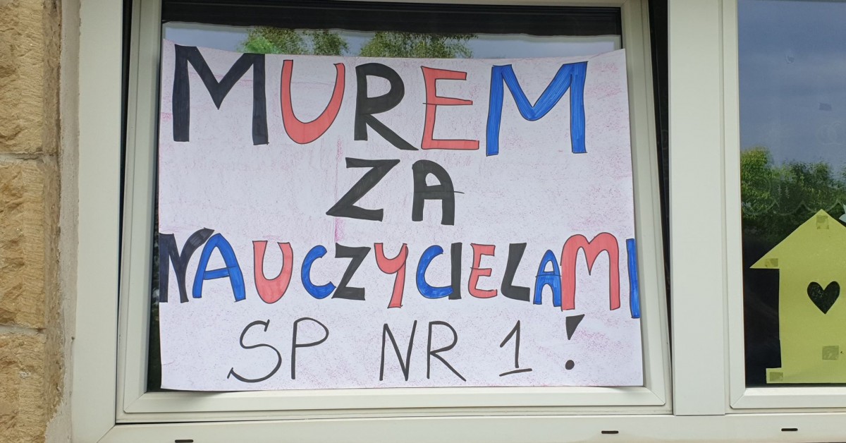 Murem za dyrekcją i nauczycielami z SP1 Dobczyce. Mieszkańcy zbierają podpisy i apelują o zaniechanie "potencjalnych nagan i zwolnień"