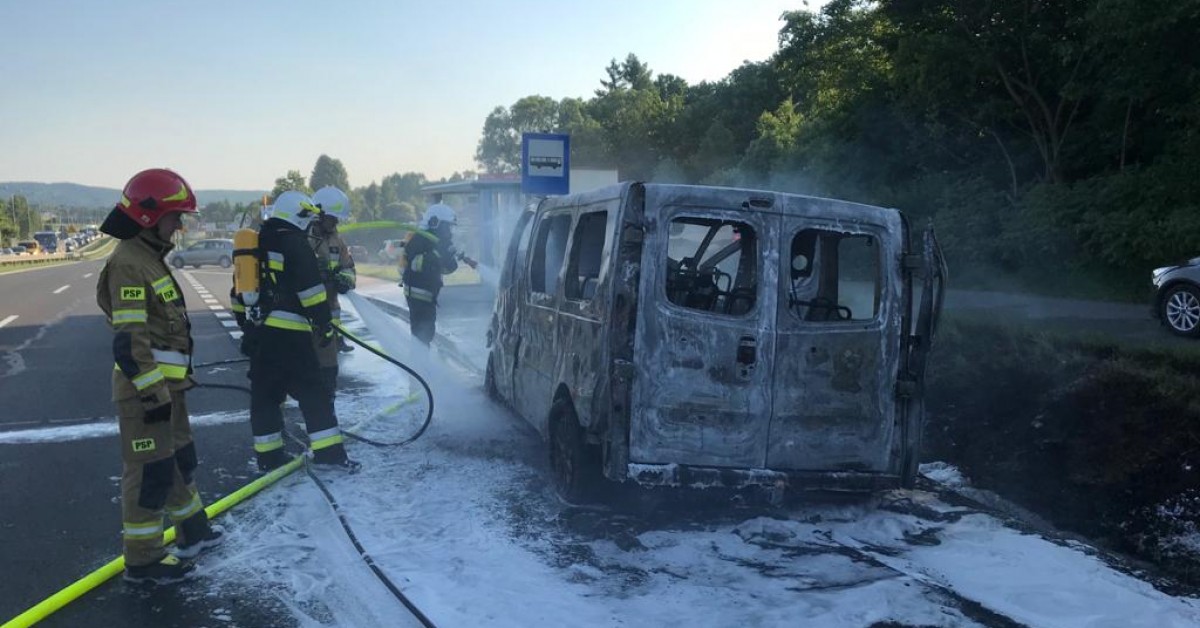 Dwa pożary samochodów w Głogoczowie. W ogniu stanęła osobówka i bus